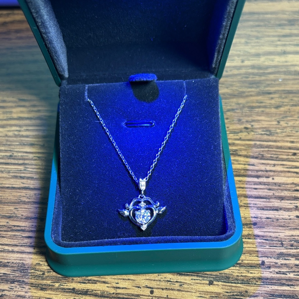 Stunning Silver Heart Pendant Necklace